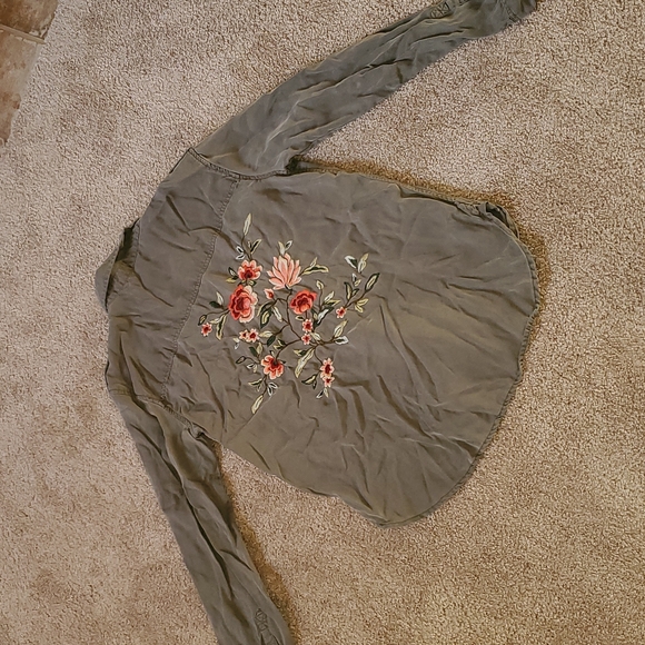 American Eagle embroidered top - Picture 4 of 5